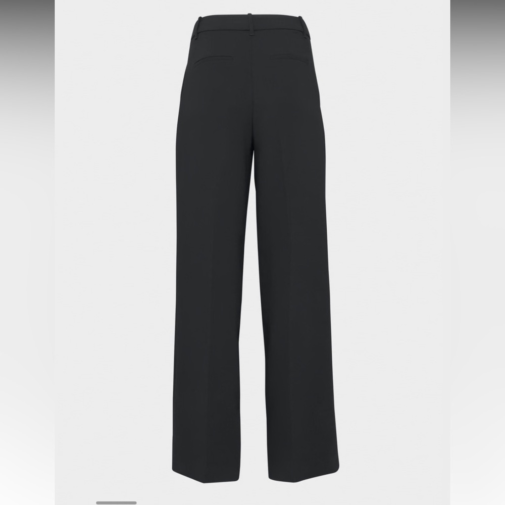 Aritzia Effortless Pant in black, barely worn, size 10